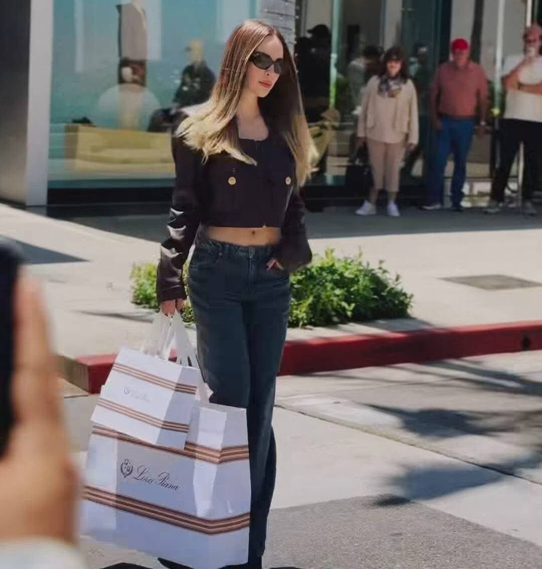 Belinda va de compras a Loro Piana para promocionar su canción