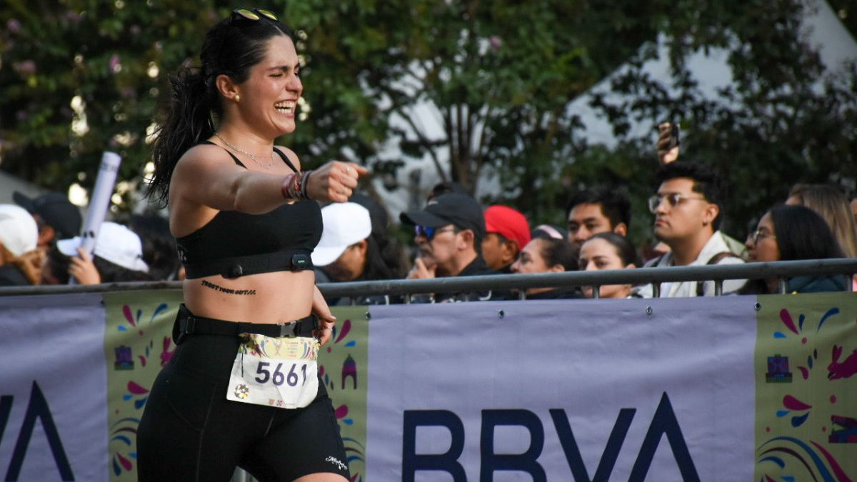 medio maraton cdmx 2025 corredora bbva