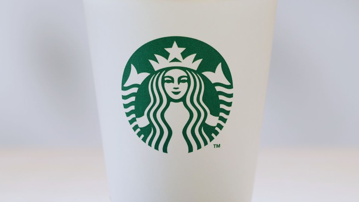 ¿Starbucks regalará vasos reusables en agosto? Esto dice la marca Foto: Canva
