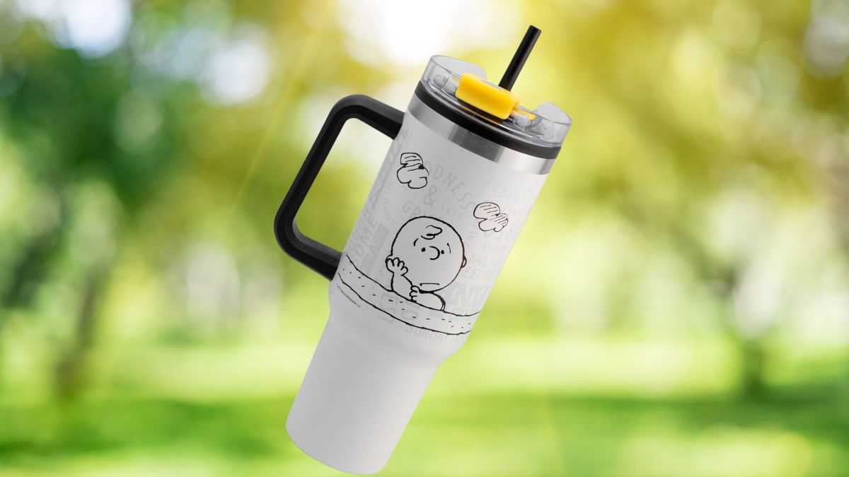 Snoopy y estilo para tu regreso a clases: así es el vaso tipo Stanley que todos quieren Cortesía: Marca / CANVA