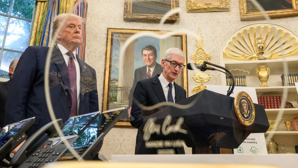 TIM COOK DONALD TRUMP WHITE HOUSE
