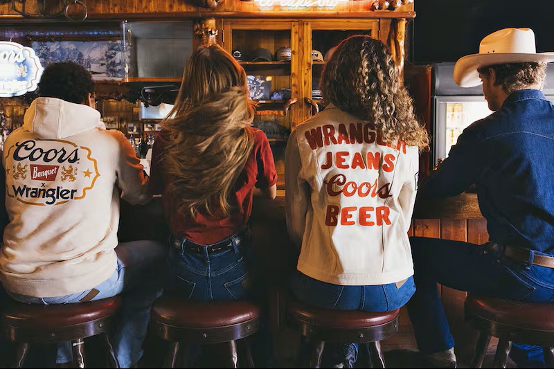 Wrangler y Coors co-branding vaquero con cerveza 