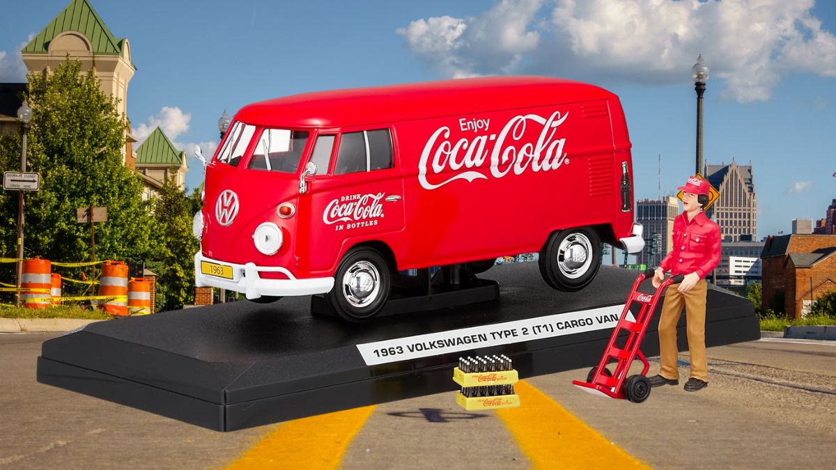 Combi Volkswagen 1963 edición Coca Cola con caja y repartidor: Pieza de colección a precio especial Foto: Canva