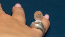 Andrex campaña Look Back & Track anillo inteligente