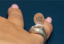 Andrex campaña Look Back & Track anillo inteligente