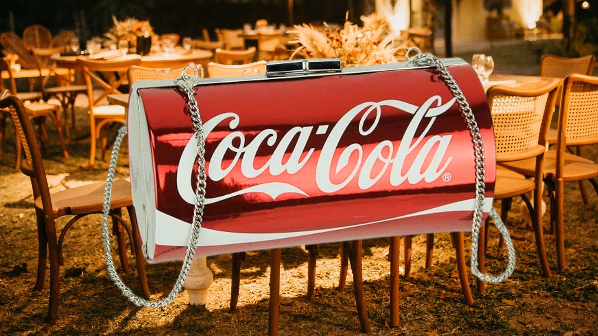 ¿Buscas el bolso de mano de Coca Cola? Está a precio especial, pero ya casi se agota Cortesía: Marca / Canva