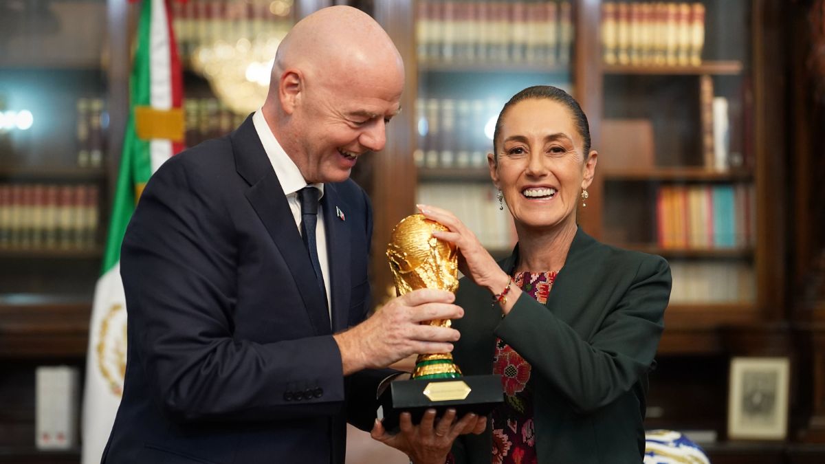 Copa Mundial 2026: Sheinbaum toca el trofeo y recibe su boleto número 1 de Infantino Cortesía: Gobierno