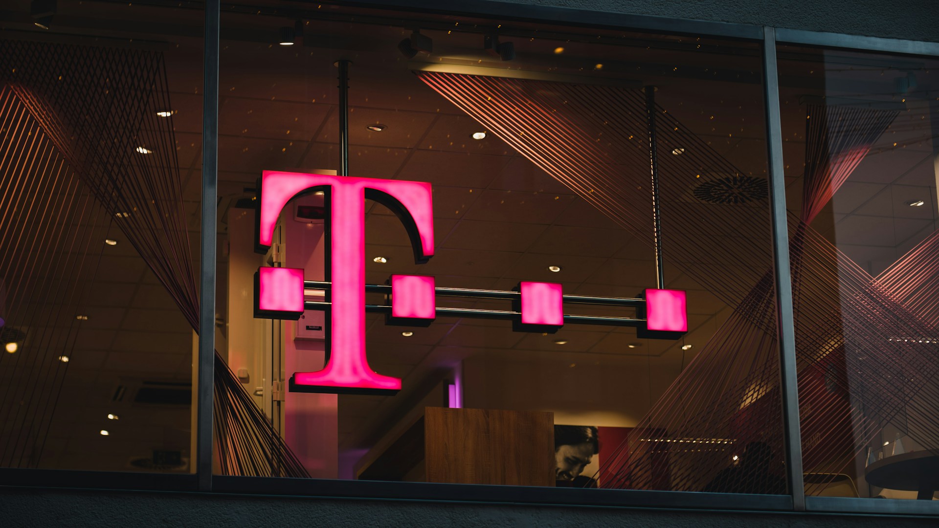 T-Mobile rompe con Dentsu y profundiza el cambio en el modelo de agencias