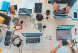 El limbo creativo de los juniors en publicidad: la paradoja que expusieron dos creativas en LinkedIn