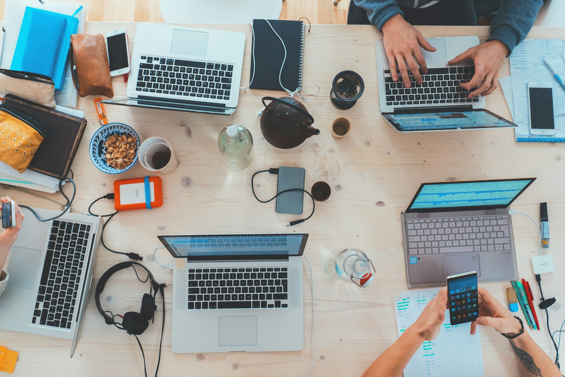 El limbo creativo de los juniors en publicidad: la paradoja que expusieron dos creativas en LinkedIn