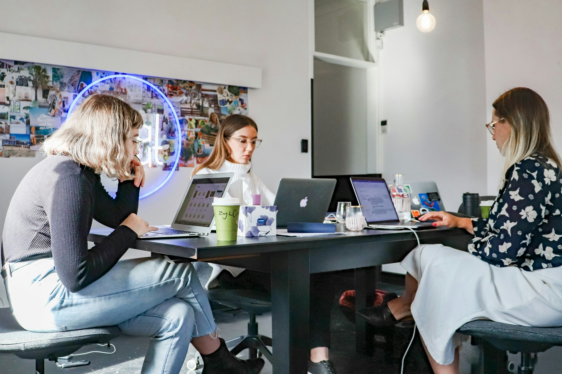 IA redefine roles junior en agencias: cómo adaptar tu perfil hoy