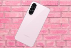Fiestas Patrias 2025: Samsung Galaxy A56 de 256 GB en ROSA, el producto más deseado en Amazon Cortesía: Marca / Canva