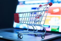 El e-commerce marcará récord en fin de año: Más de la mitad de los mexicanos comprará en marketplaces Cortesía: Canva